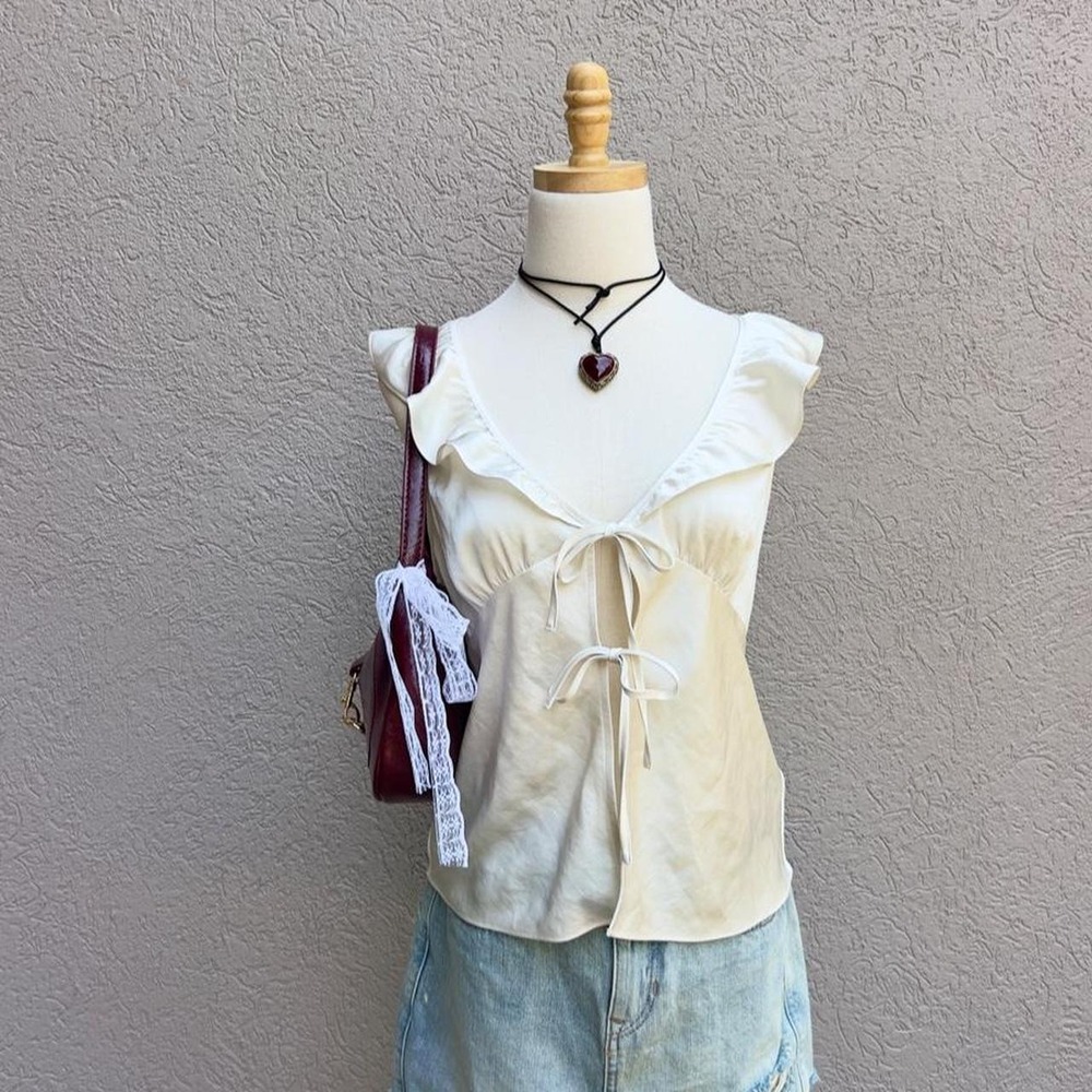 Wilfred Aritzia Cream/White Tonka Satin Blouse Tie Top Size Medium Romantic